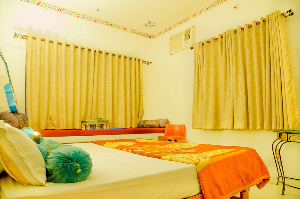 Hotel Hanuman Ghat On Lake Pichola Udaipur Eksteriør billede